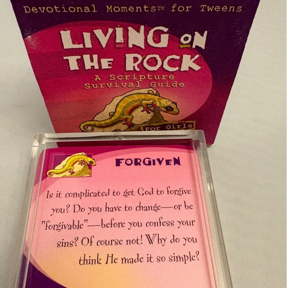 Living on the Rock Devotional Moments for Tweens Girls‎ Scripture Survival Guide